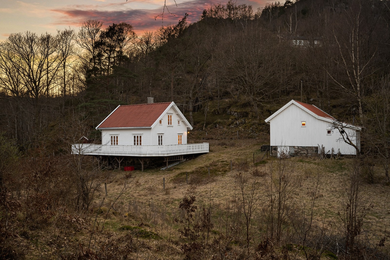 Idyllisk landsted i Selvikvågen med over 56 000 kvm stor tomt, naust, uthus og brygge. Galleribilde