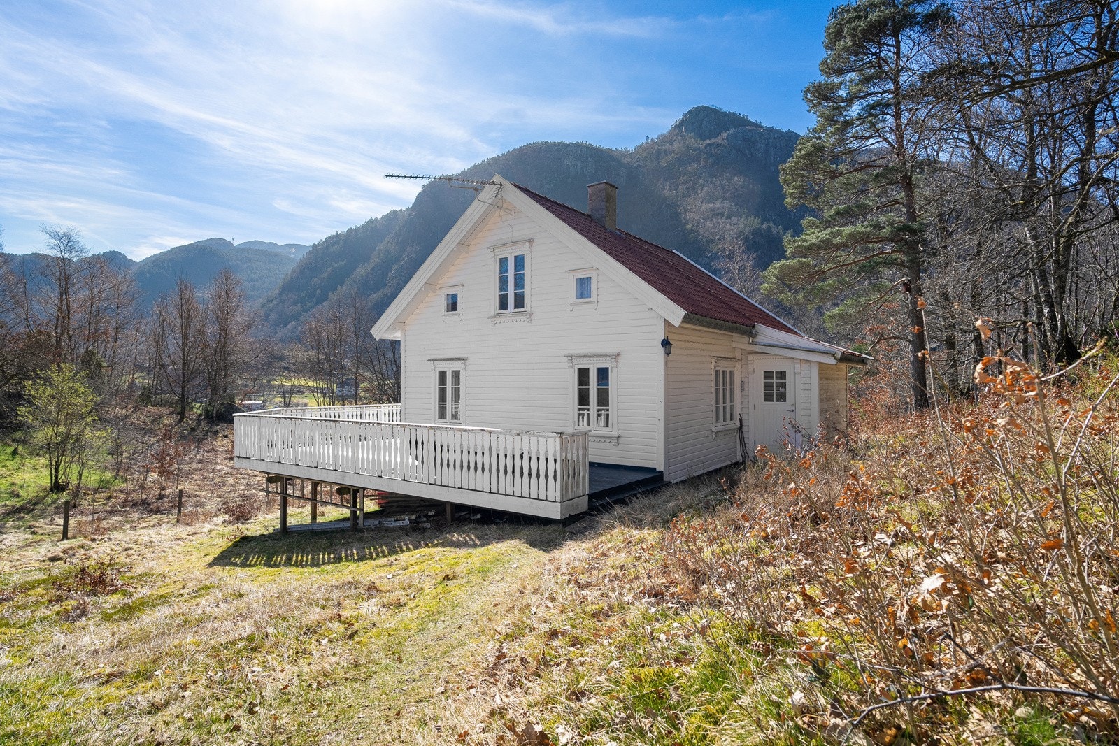 Enebolig antatt fra 1910 i enkel stand på 78 BRA-I kvm. Galleribilde