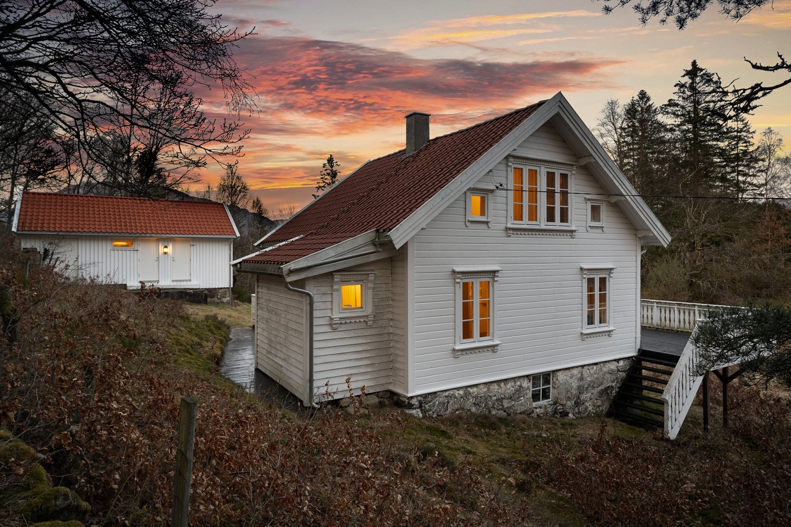 Idyllisk landsted i Selvikvågen med over 56 000 kvm stor tomt, naust, uthus og brygge. Galleribilde