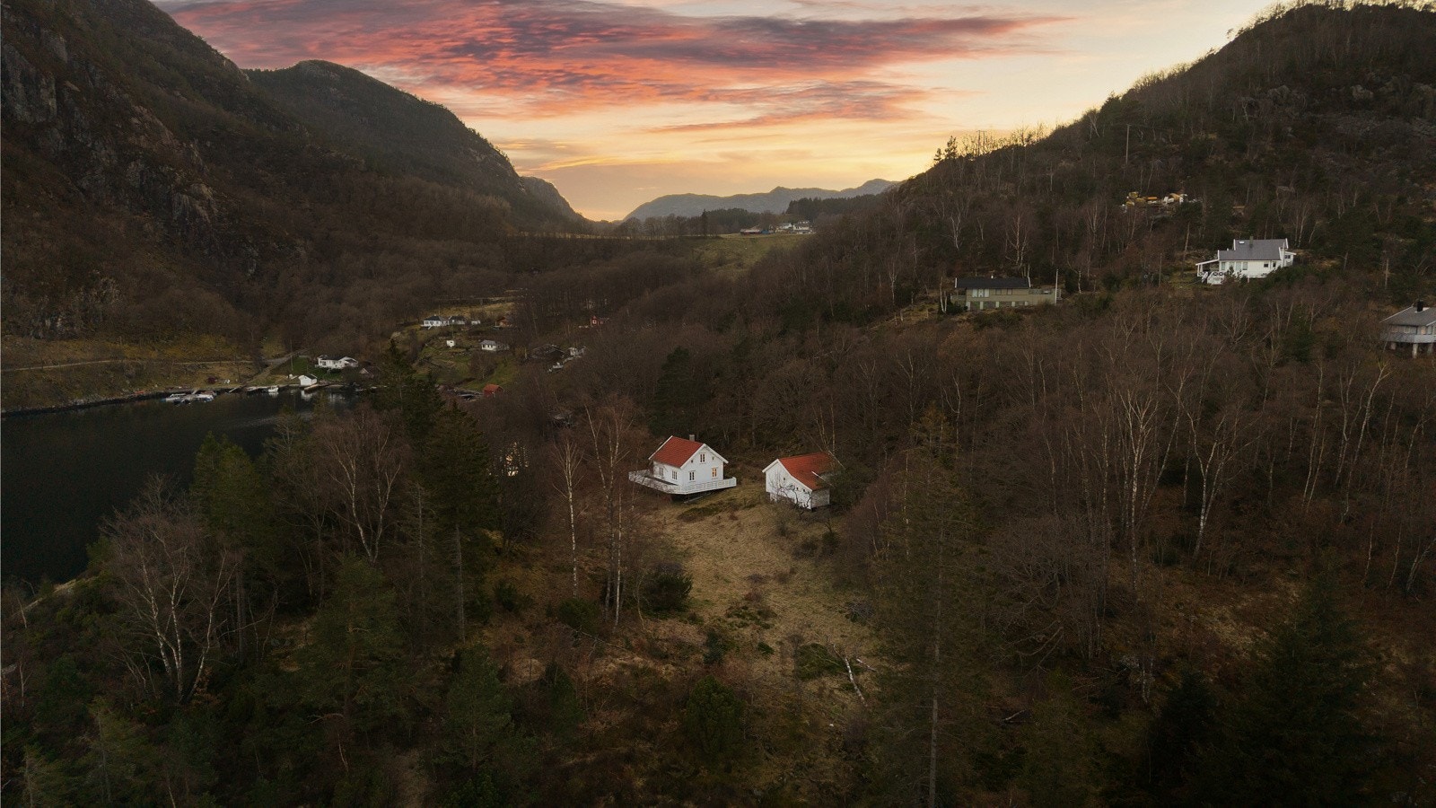Idyllisk landsted i Selvikvågen med over 56 000 kvm stor tomt, naust, uthus og brygge. Galleribilde