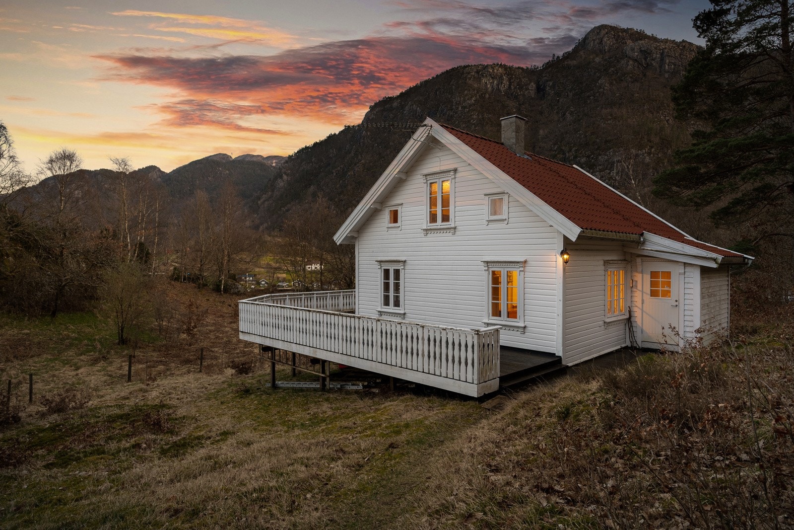 Idyllisk landsted i Selvikvågen med over 56 000 kvm stor tomt, naust, uthus og brygge. Galleribilde