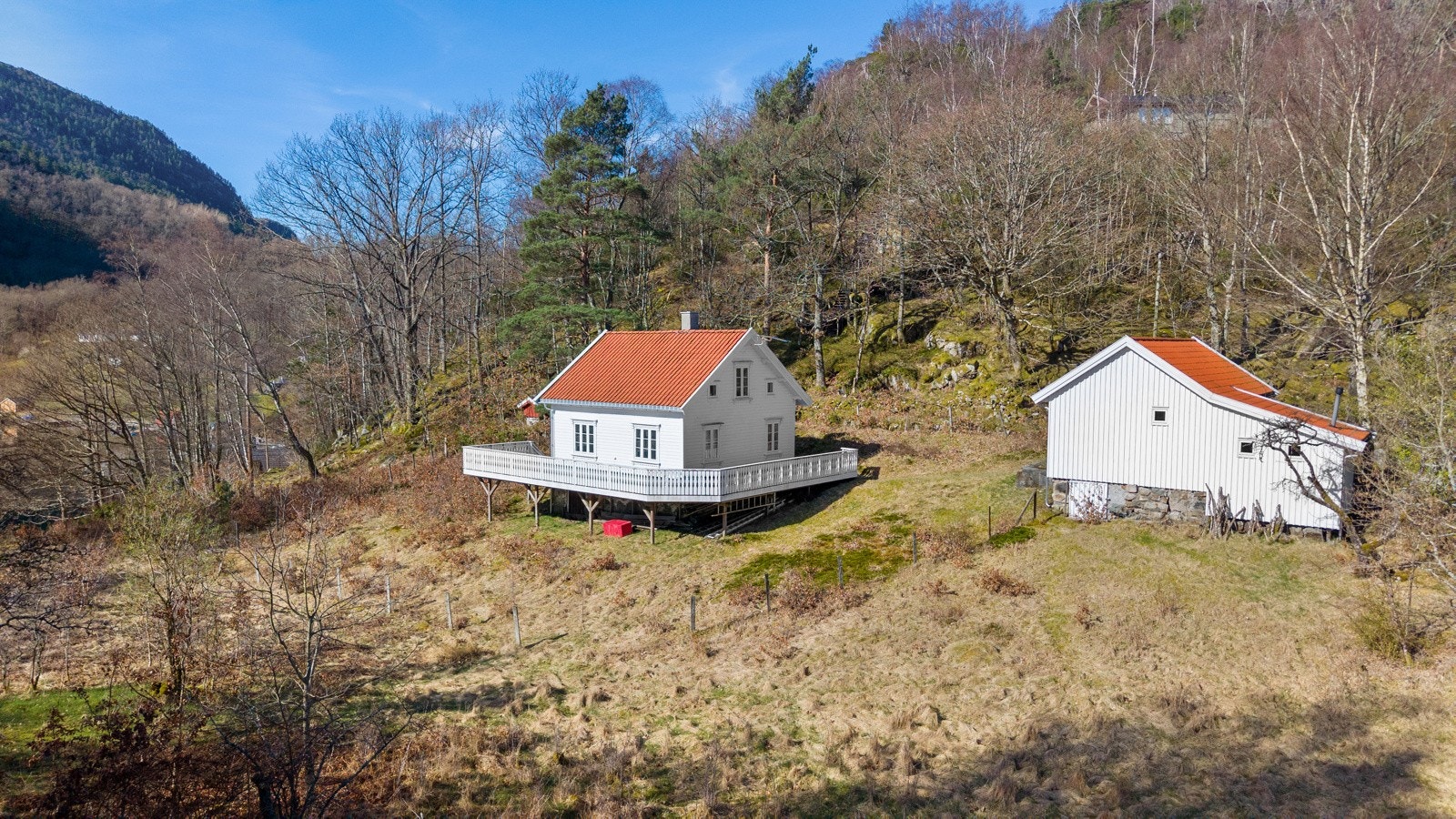 Her kan man dra ut i egen båt eller kjøre til. Ferjekaien på Lauvvik ligger ca 2 km unna. Galleribilde