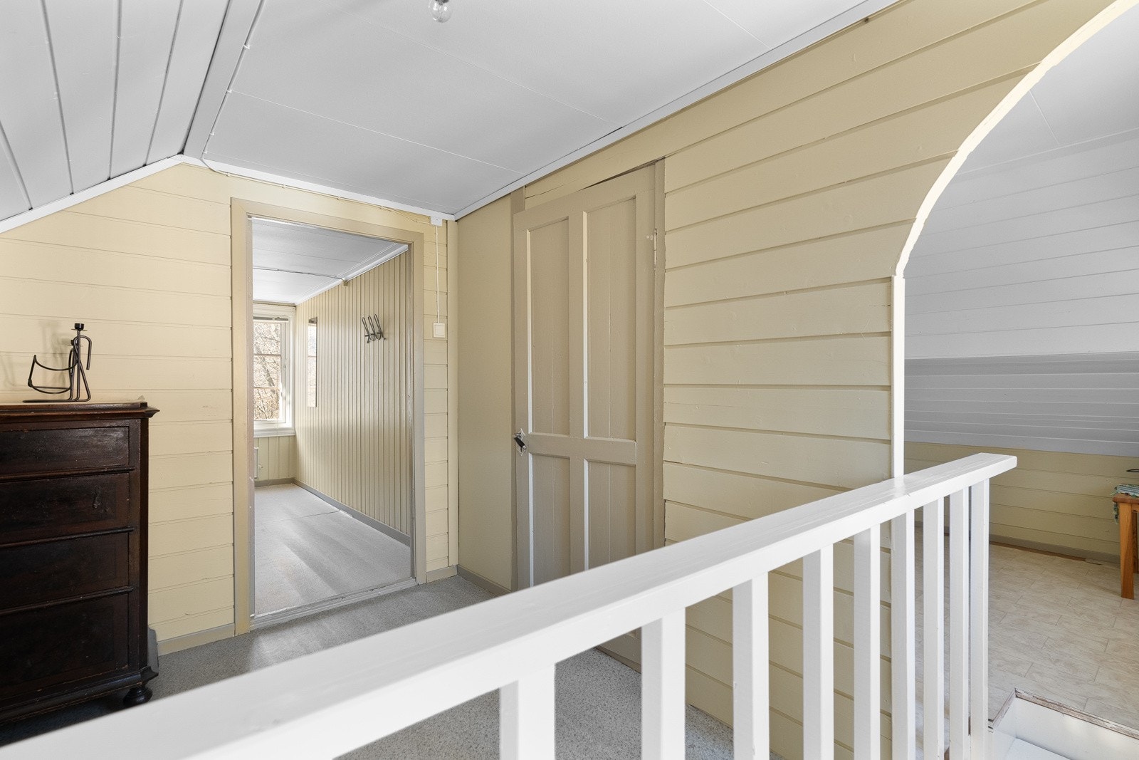 Gang med sovealkove. Galleribilde