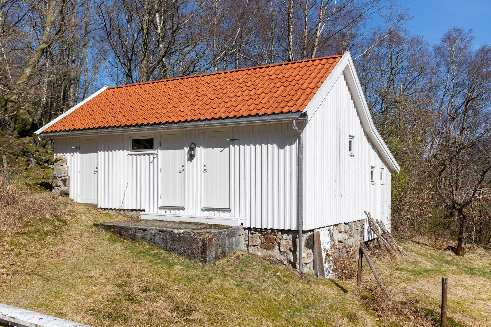 Koselig uthus fra 2012, men bygget på gammel grunnmur. Inneholder 3 boder og 2 toalettrom med 2 snurredasser. Galleribilde