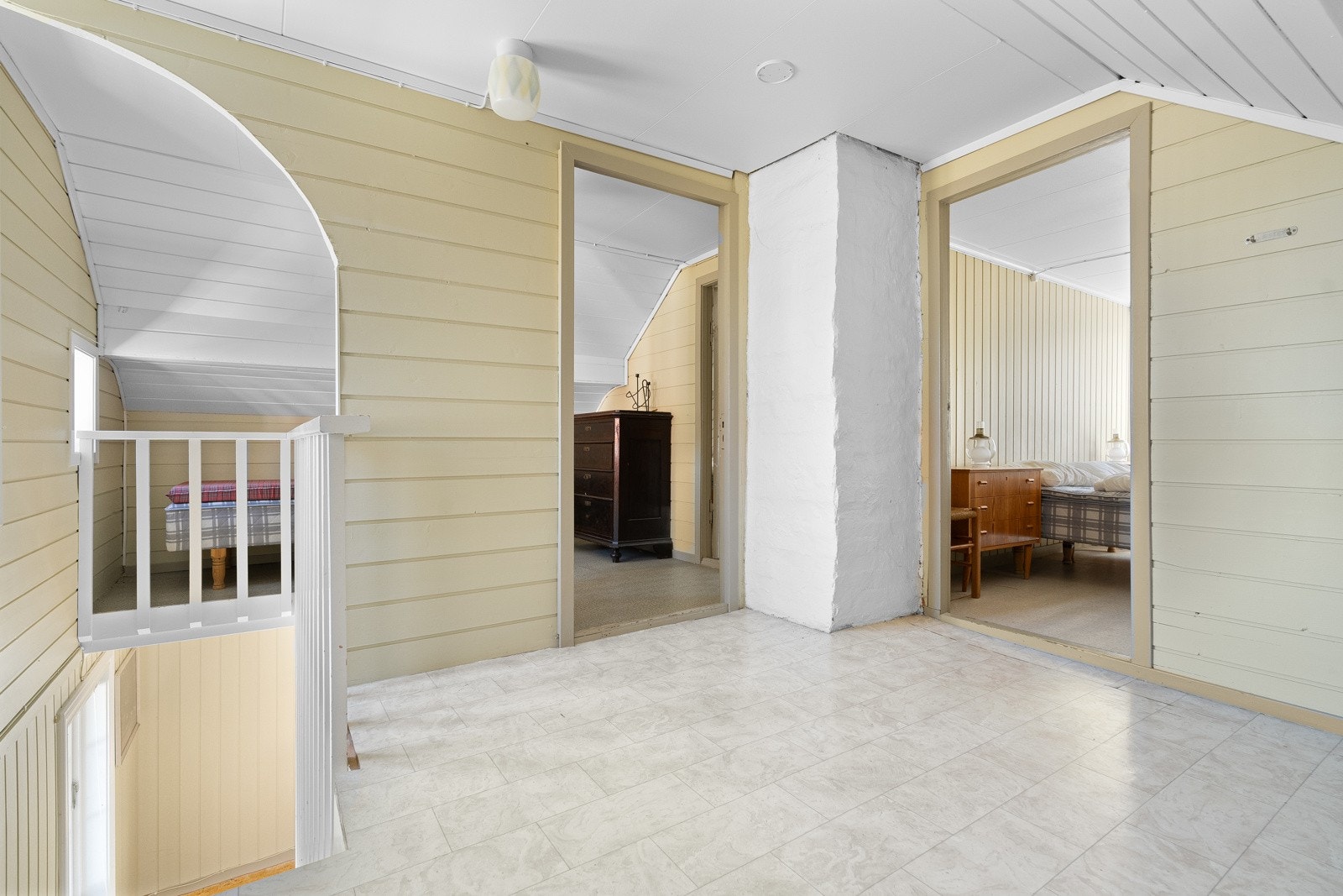 Gang med sovealkove. Galleribilde