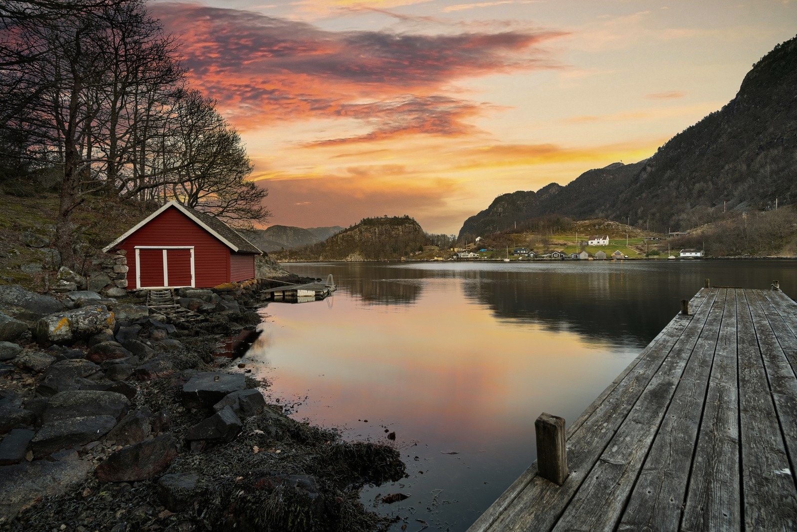 Velkommen til Selvikveien 108! En unik perle og sjelden mulighet. Eget naust og brygge med liten båt med 6 hk som medfølger. Galleribilde
