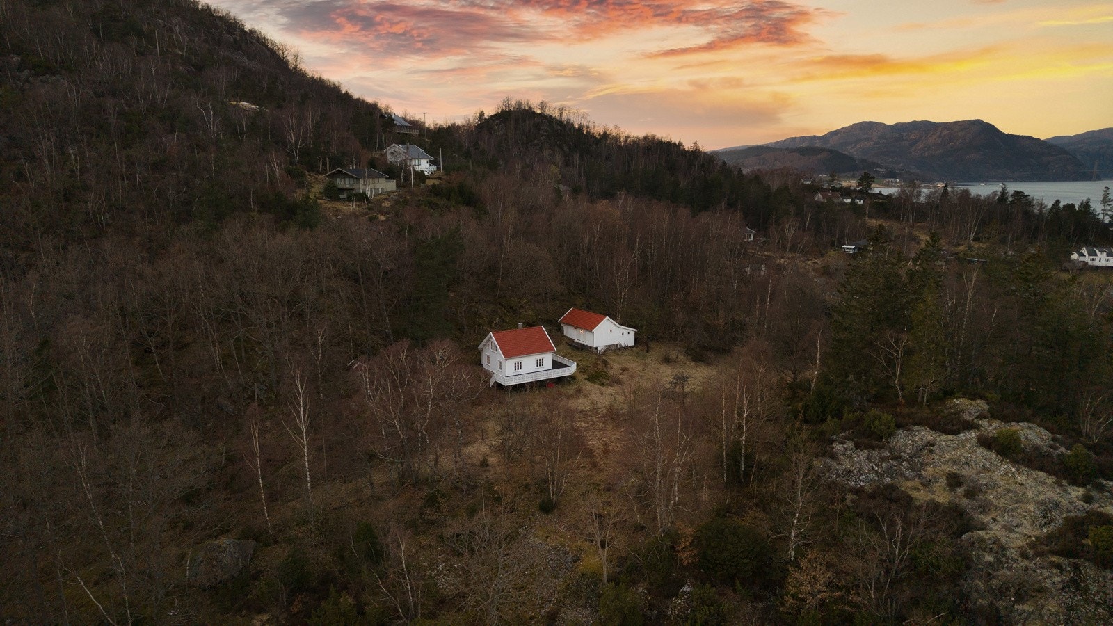 Idyllisk landsted i Selvikvågen med over 56 000 kvm stor tomt, naust, uthus og brygge. Galleribilde