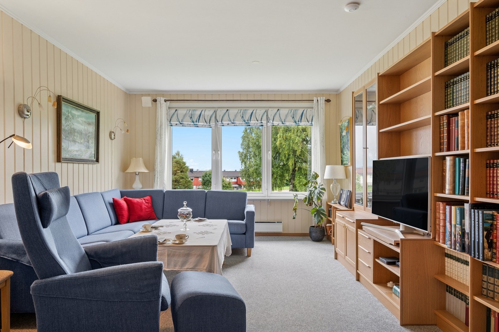 Gode vindusflater sørger for at rommet får godt med naturlig lys. Vinduene er nye fra 2022. Galleribilde