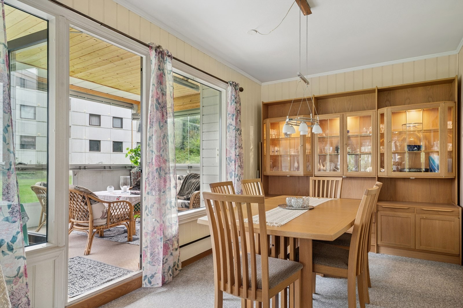 Fra stue/spisestue er det videre utgang til en flott innglasset balkong. Galleribilde