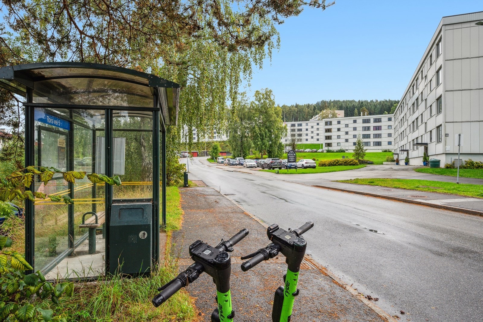 God offentlig kommunikasjon med bussholdeplass rett ved blokka. Galleribilde