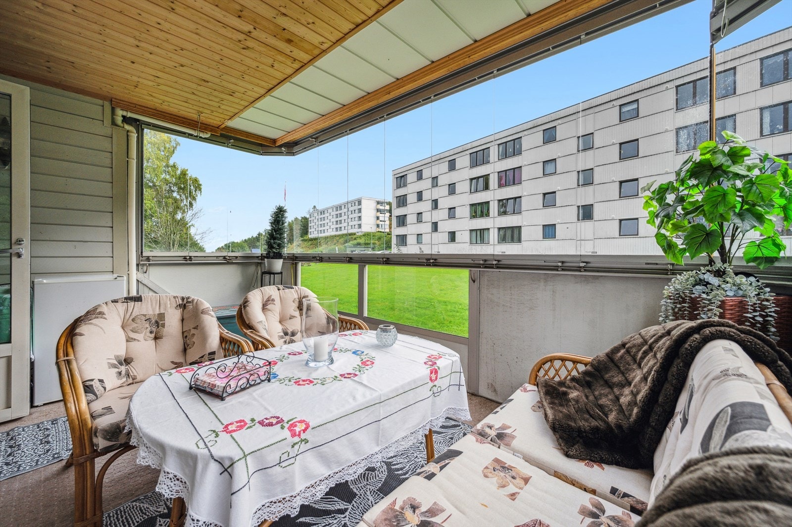 Nyt lange soldager med en god bok eller i godt selskap med kjente og kjære. Galleribilde