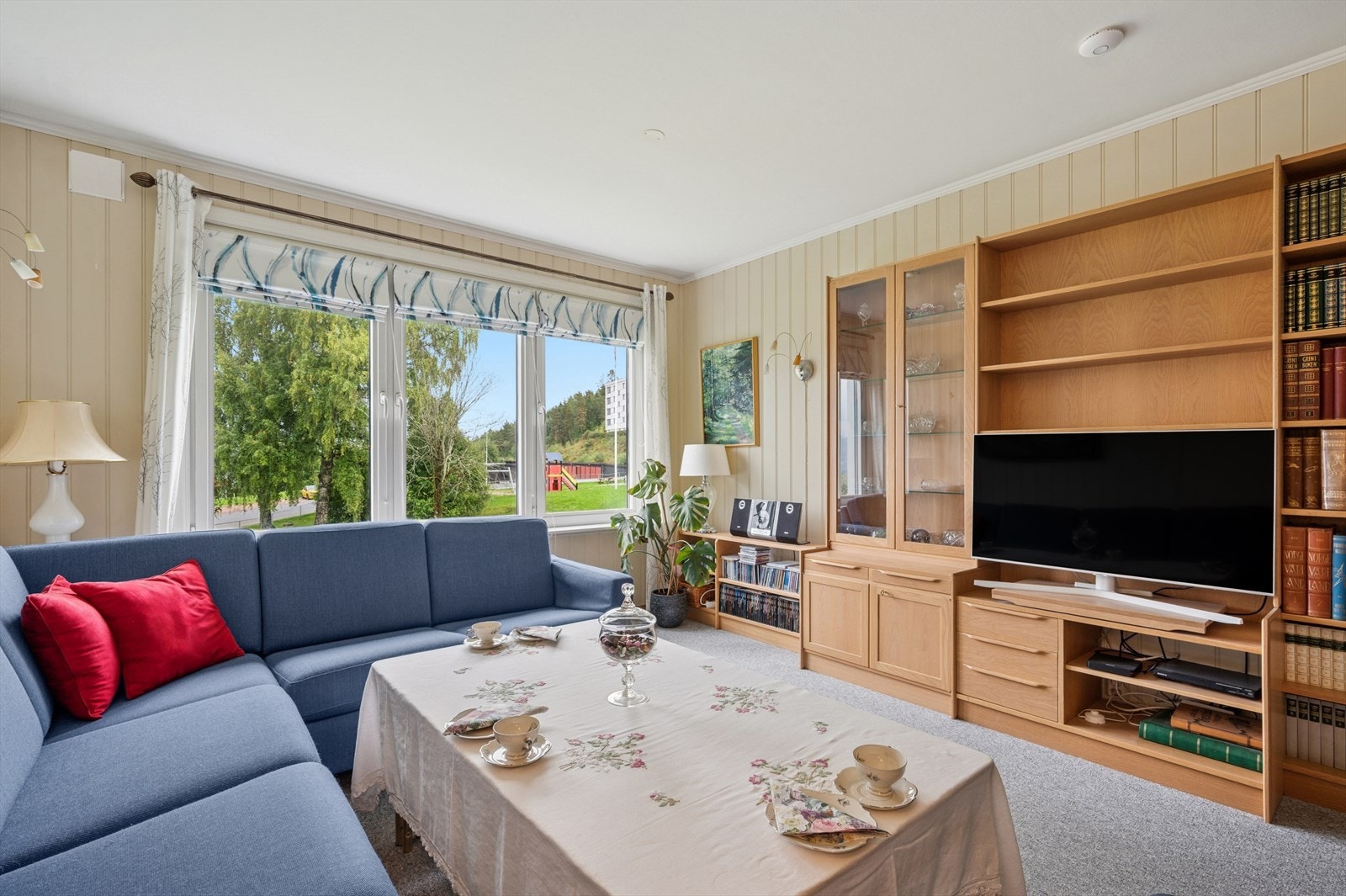 Sofakroken finner fort sin naturlige plass i rommet, og tv-en kan med fordel plasseres mot/på vegg. Galleribilde