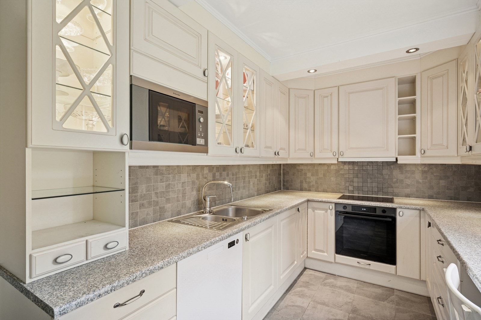 I innredningen er det integrerte hvitevarer som oppvaskmaskin, stekeovn, koketopp, microbølgeovn, kjøl-/fryseskap. Galleribilde