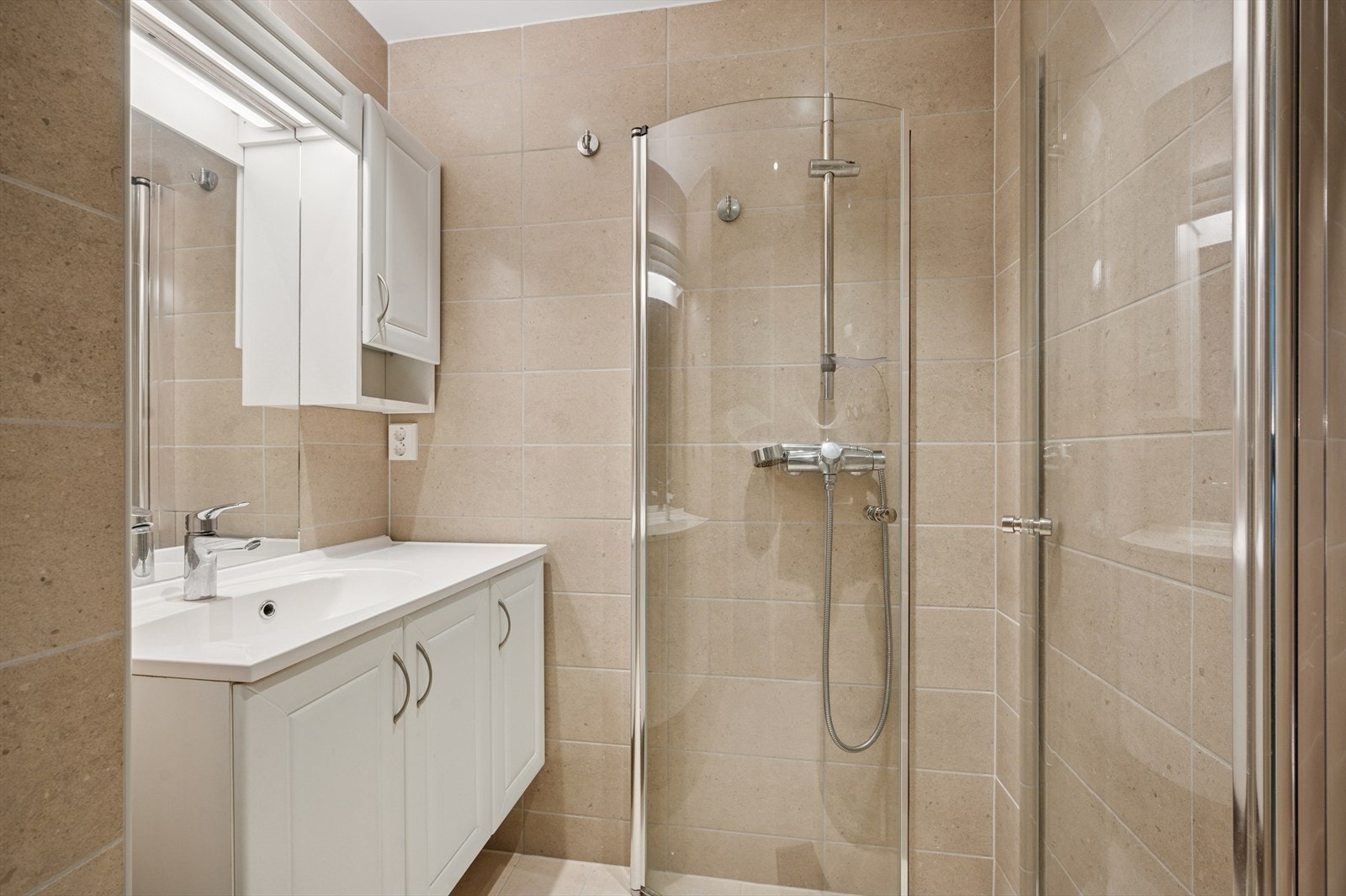 Delikat flislagt bad fra 2024. Renovert i regi av borettslaget. Galleribilde