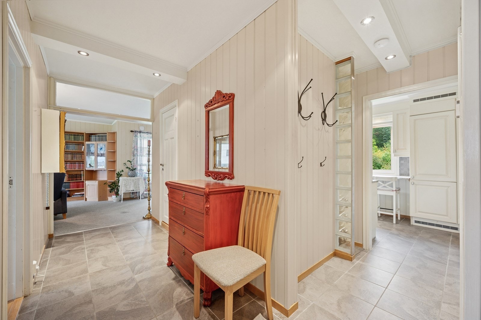 Lys og hyggelig entré med plass for enkle garderobe- og opphengsløsninger. Galleribilde