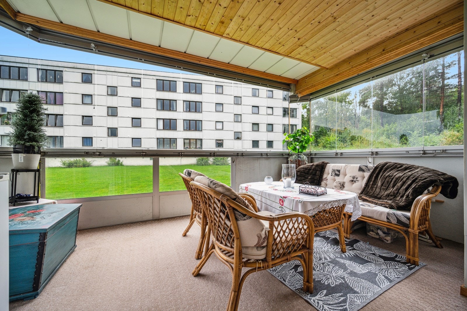 Denne er på ca. 11m2 og byr på god plass for utemøblement. Galleribilde