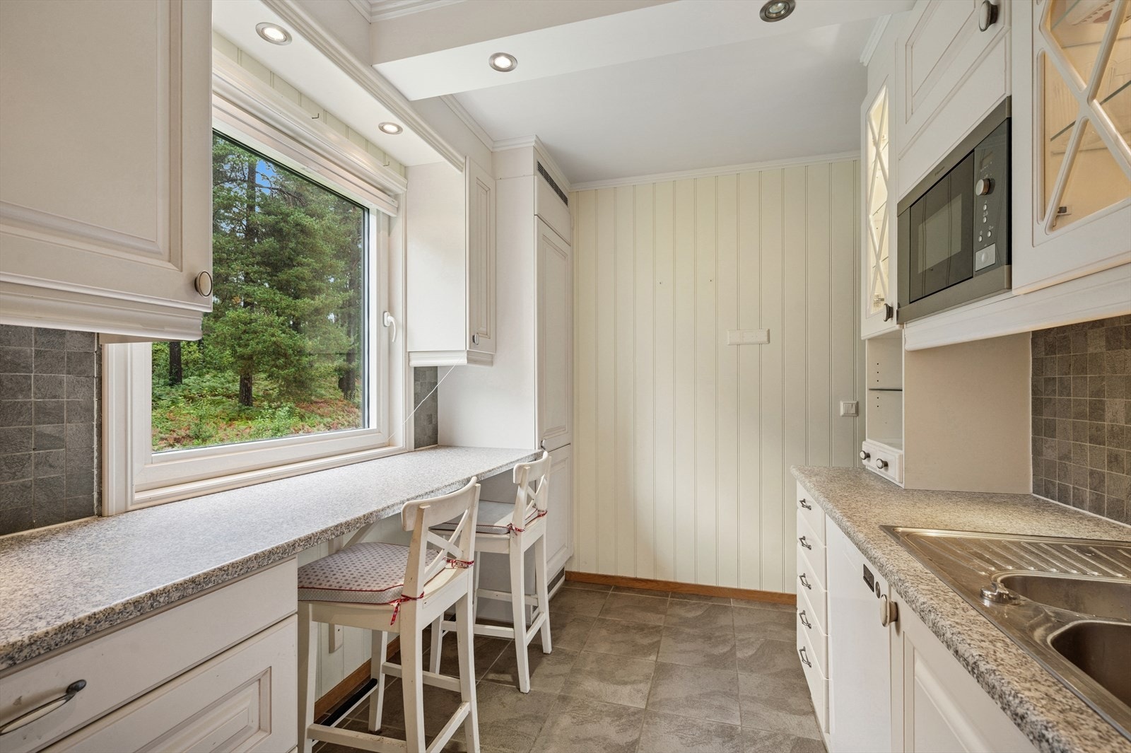 Praktisk bar-løsning med plass for bar-krakker. Alt i alt et funksjonelt og godt kjøkken som innbyr til herlige smaksopplevelser. Galleribilde