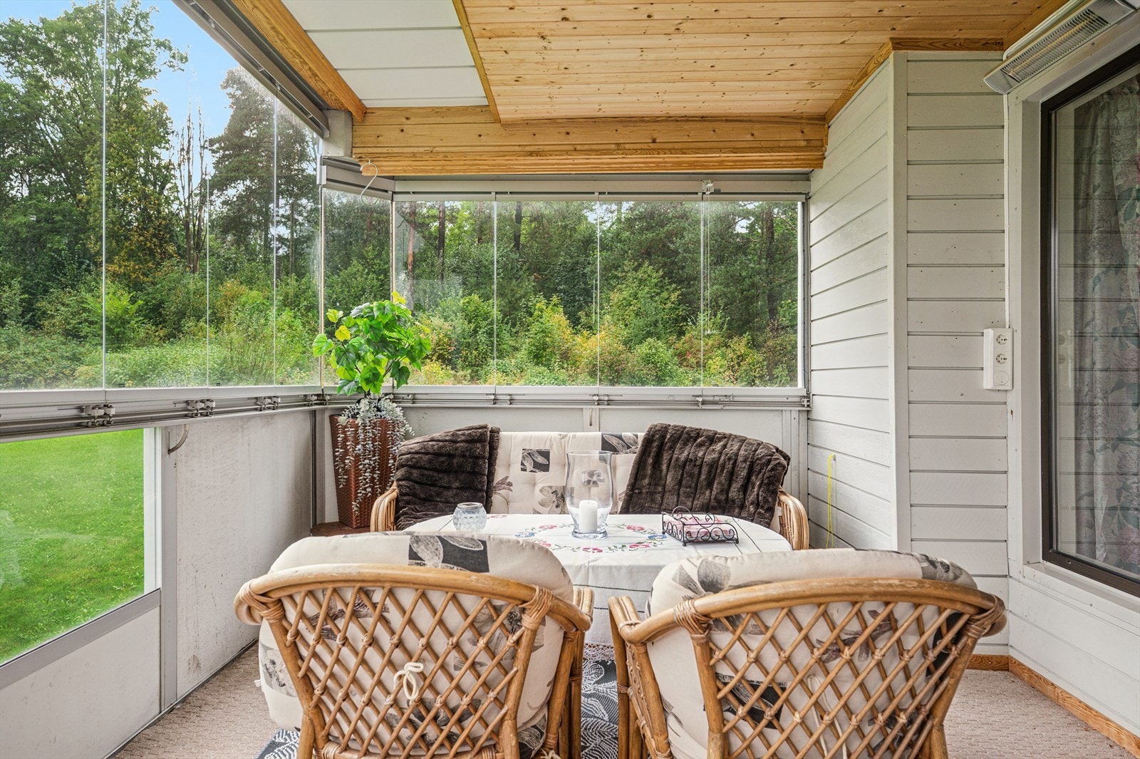 Selger opplyser om formiddagssol og ettermiddagssol (til ca. 19.00) - vår og sommerhalvåret. Galleribilde