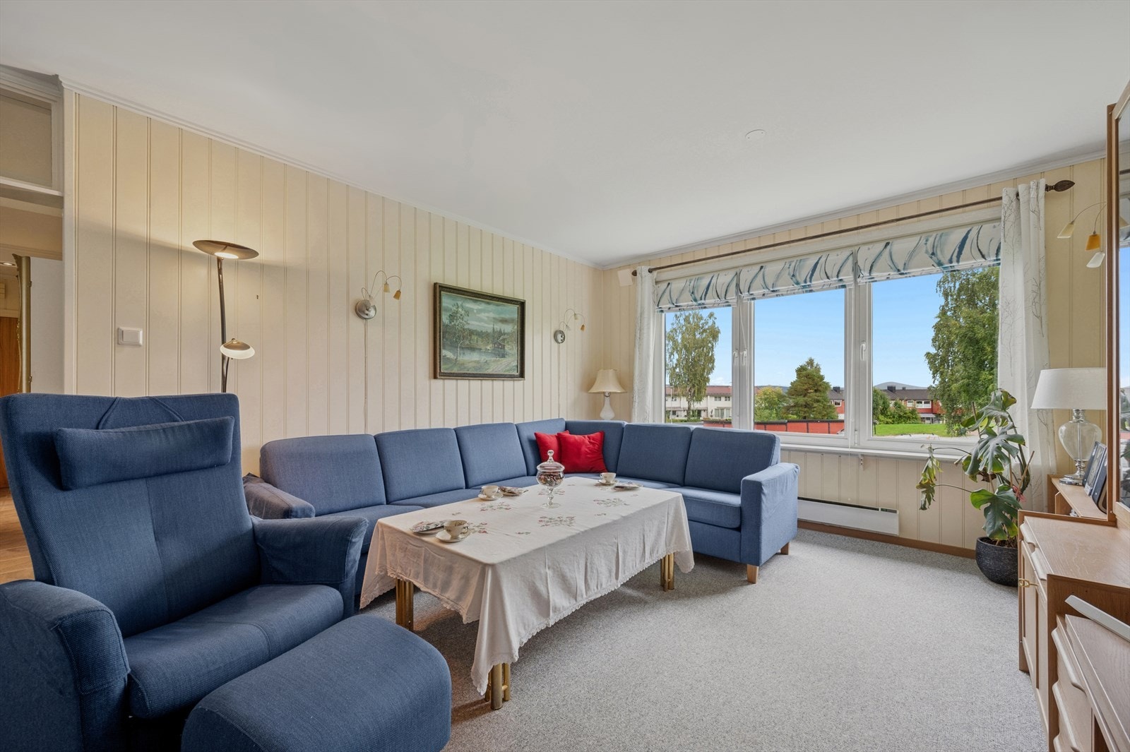 Vi beveger oss inn i en lys og koselig stue. Galleribilde