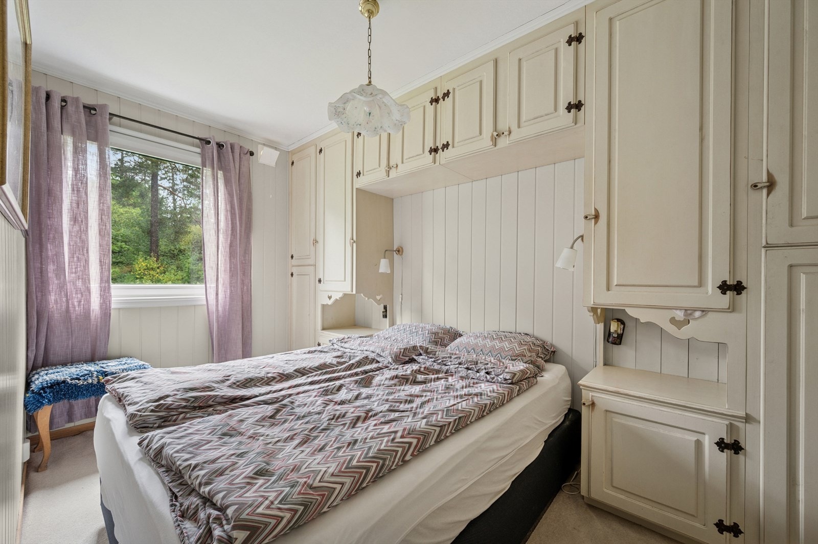 Romslig soverom med god plass for dobbeltseng og smarte garderobeløsninger. Galleribilde