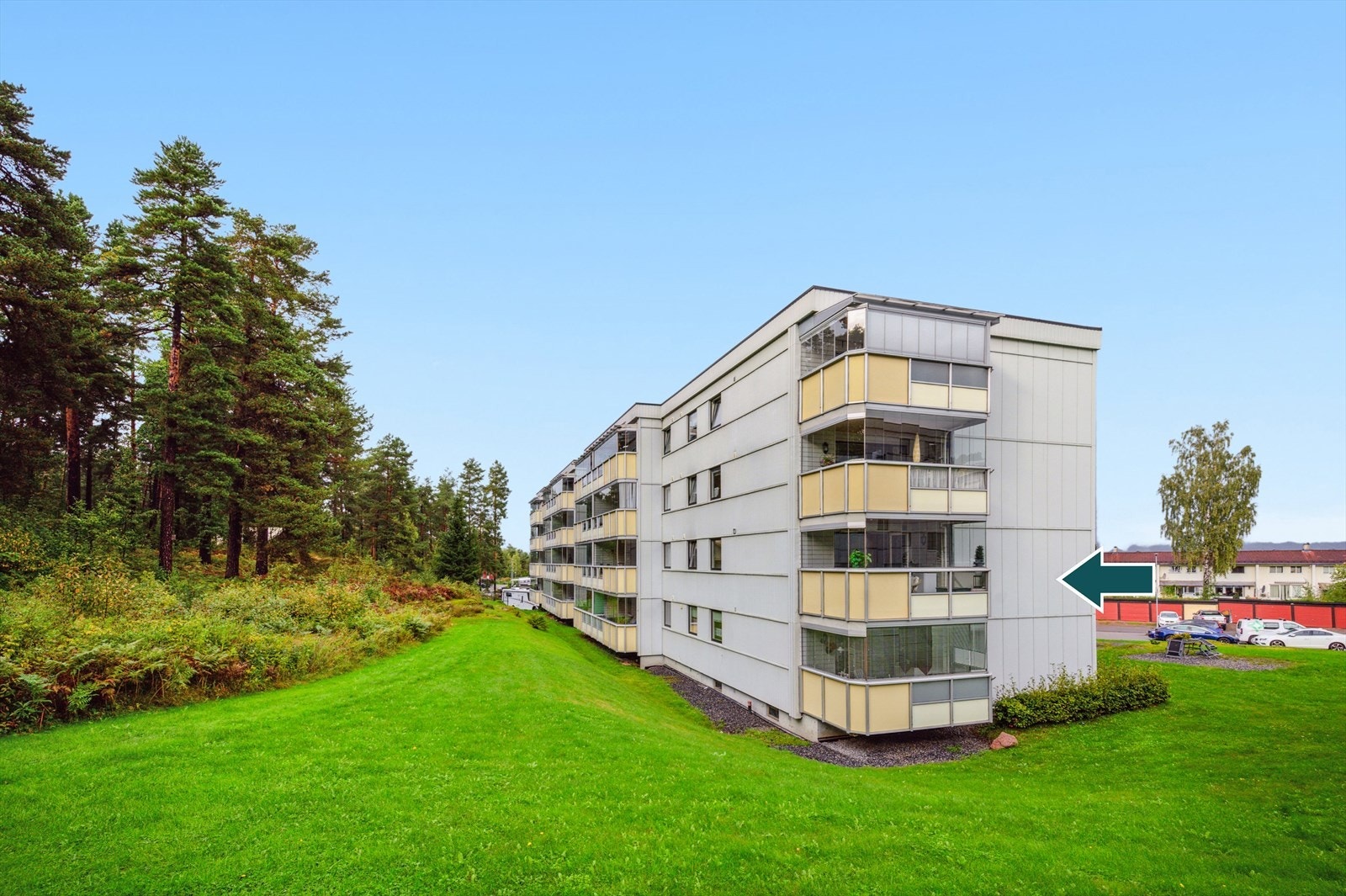 Flott felles uteområde med boltreplass for både store og små. Galleribilde