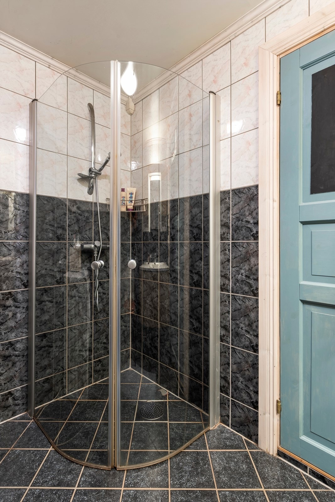 Veggene er flislagt, og himlingen har sparklet og malt gips. Galleribilde