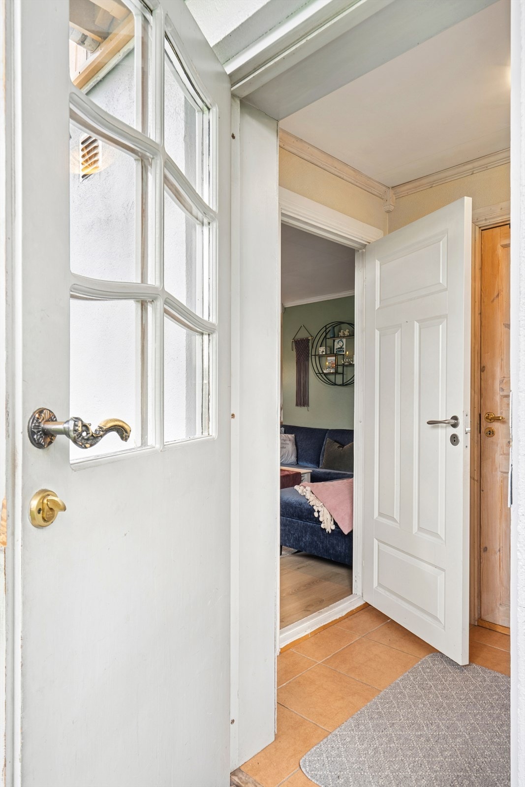 Du ønskes velkommen inn i en lys og flislagt entré med plass til ytterklær og sko. Galleribilde