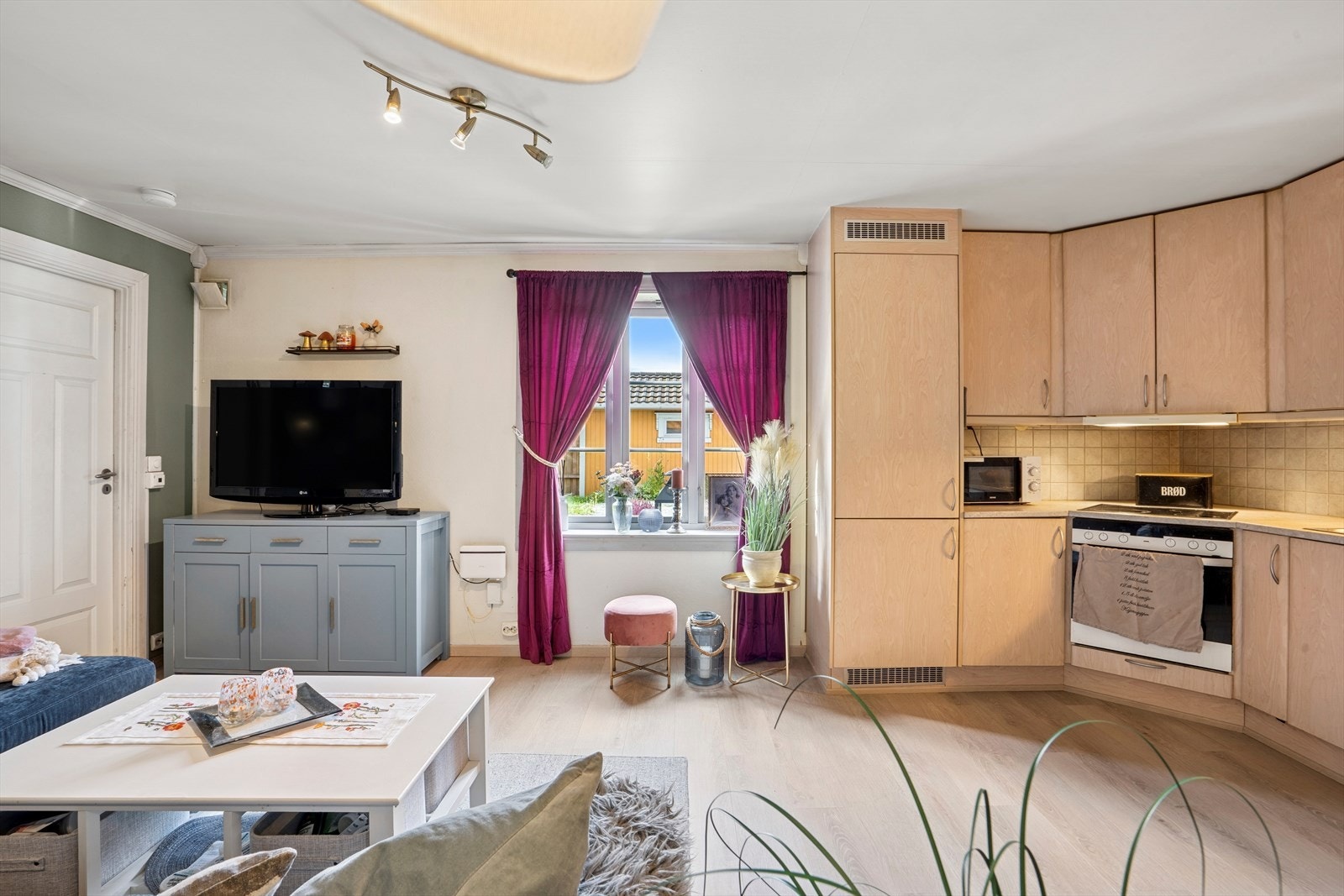 Det er malte plater på veggene og flislagt mellom under- og overskap som beskytter veggen. Galleribilde