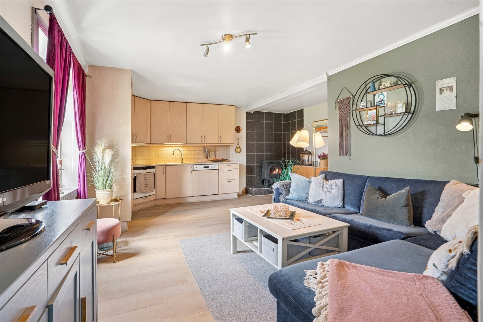 Den åpne stue- og kjøkkenløsningen gir en romslig og luftig følelse. Galleribilde