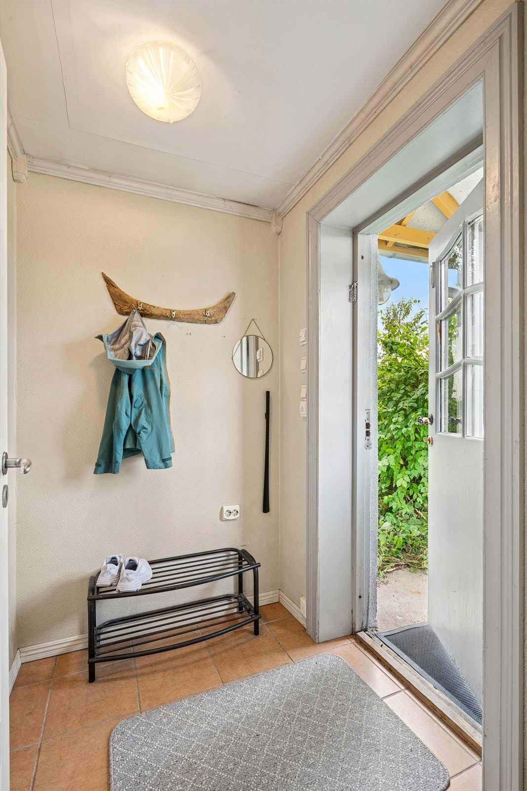 Fra entréen har du tilgang til en praktisk bod med god plass til oppbevaring. Galleribilde