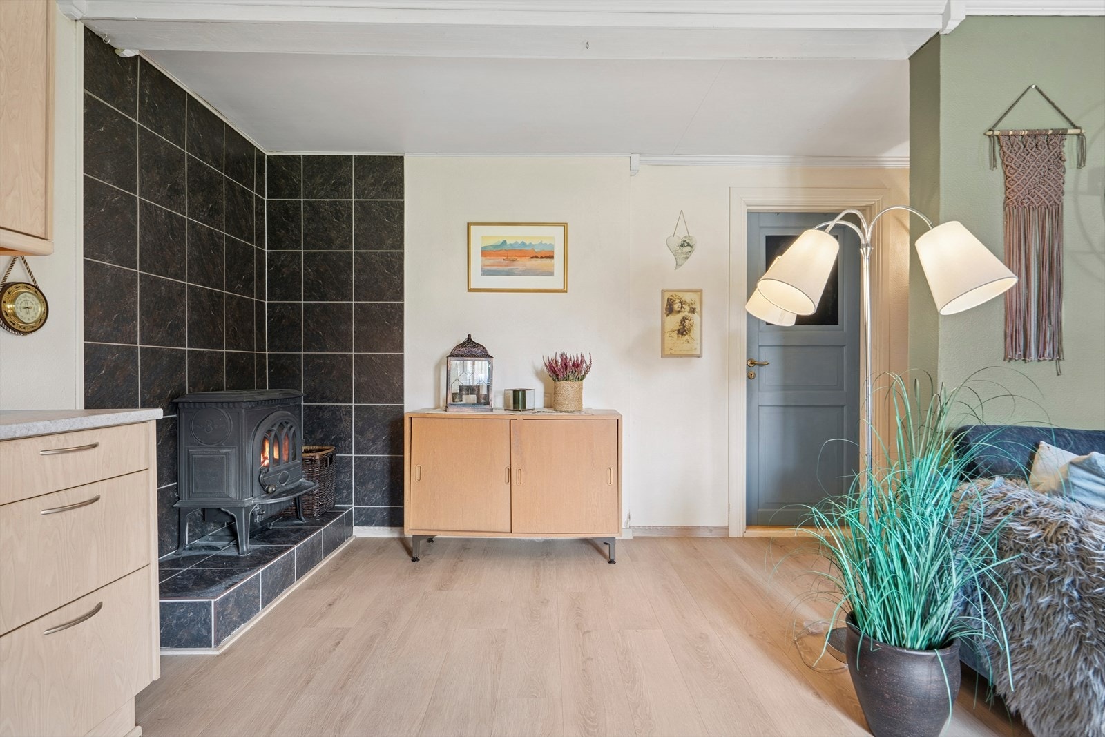 Gulvene har laminat og det er malte plater i himlingen. Galleribilde