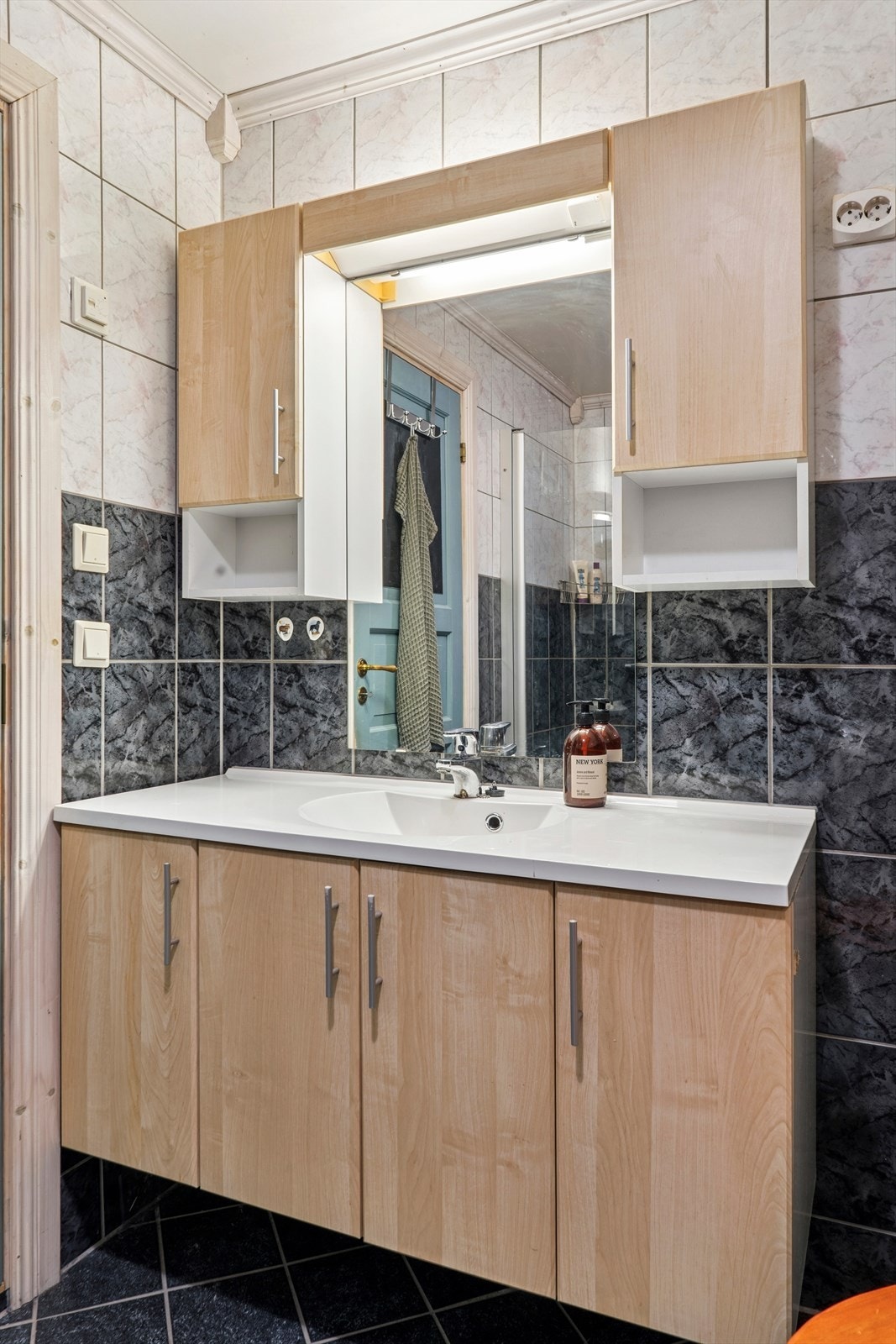 Baderommet er innredet med nedfelt servant, toalett, dusjvegger/hjørne og opplegg for vaskemaskin. Galleribilde