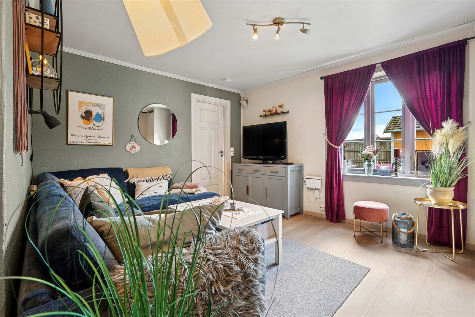 De store vindusflatene slipper inn godt med dagslys, noe som skaper en god atmosfære. Galleribilde