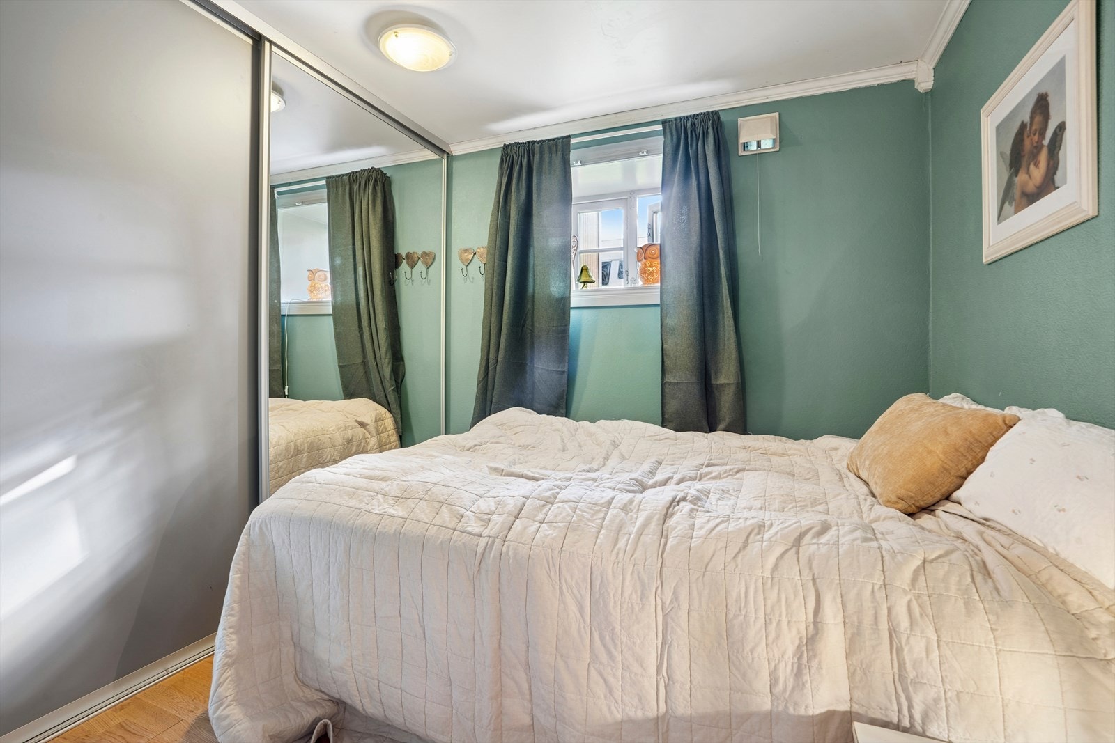 Soverommet har god plass til stor seng, nattbord og øvrig ønsket møblement. Det er innredet med en plassbygd skyvedørsgarderobe som gir godt med oppbevaring av klær og øvrig. Galleribilde