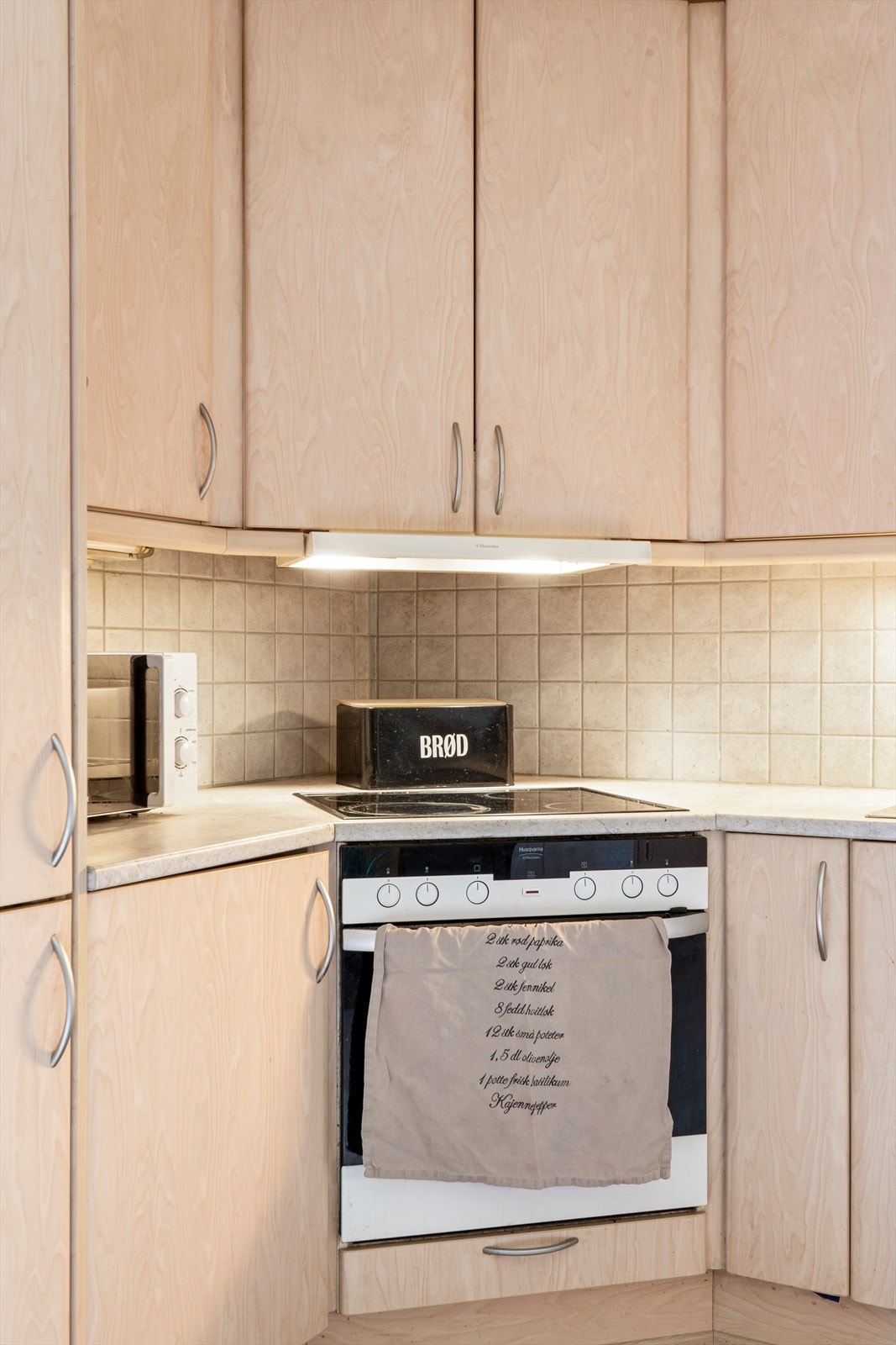 Integrerte hvitevarer av kjøl/fryseskap, oppvaskmaskin, induksjonstopp og stekeovn. Galleribilde