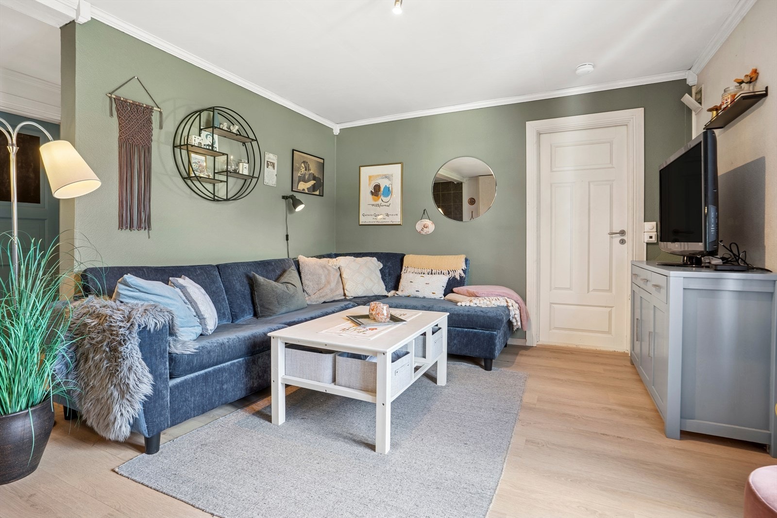 Det er god plass til spisebord, sofa, TV-møblement og øvrig ønsket møblement. Galleribilde