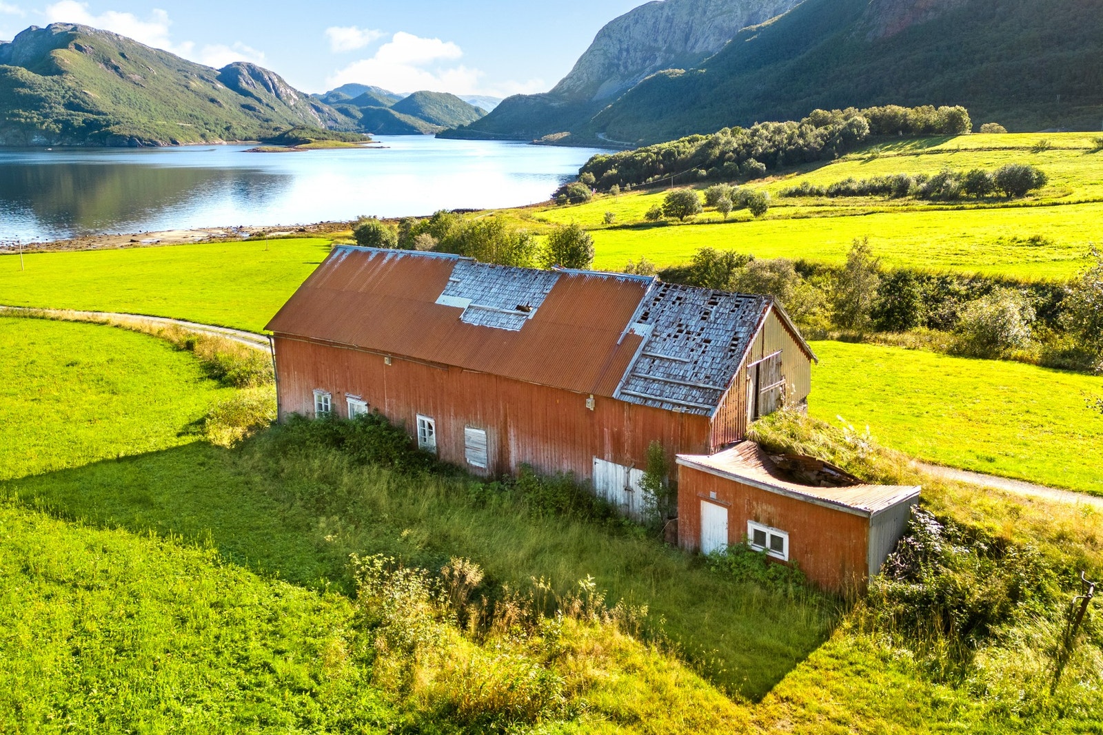 Eldre driftsbygning - 295 kvm. Bygningen er sterk preget av råte, vær og vind. Galleribilde