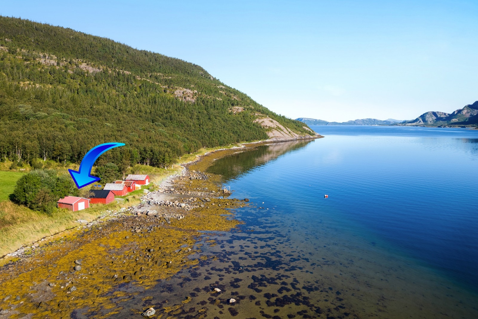 Eiendommen har naust. Enkel adkomst ut til sjøen for fiske! Galleribilde