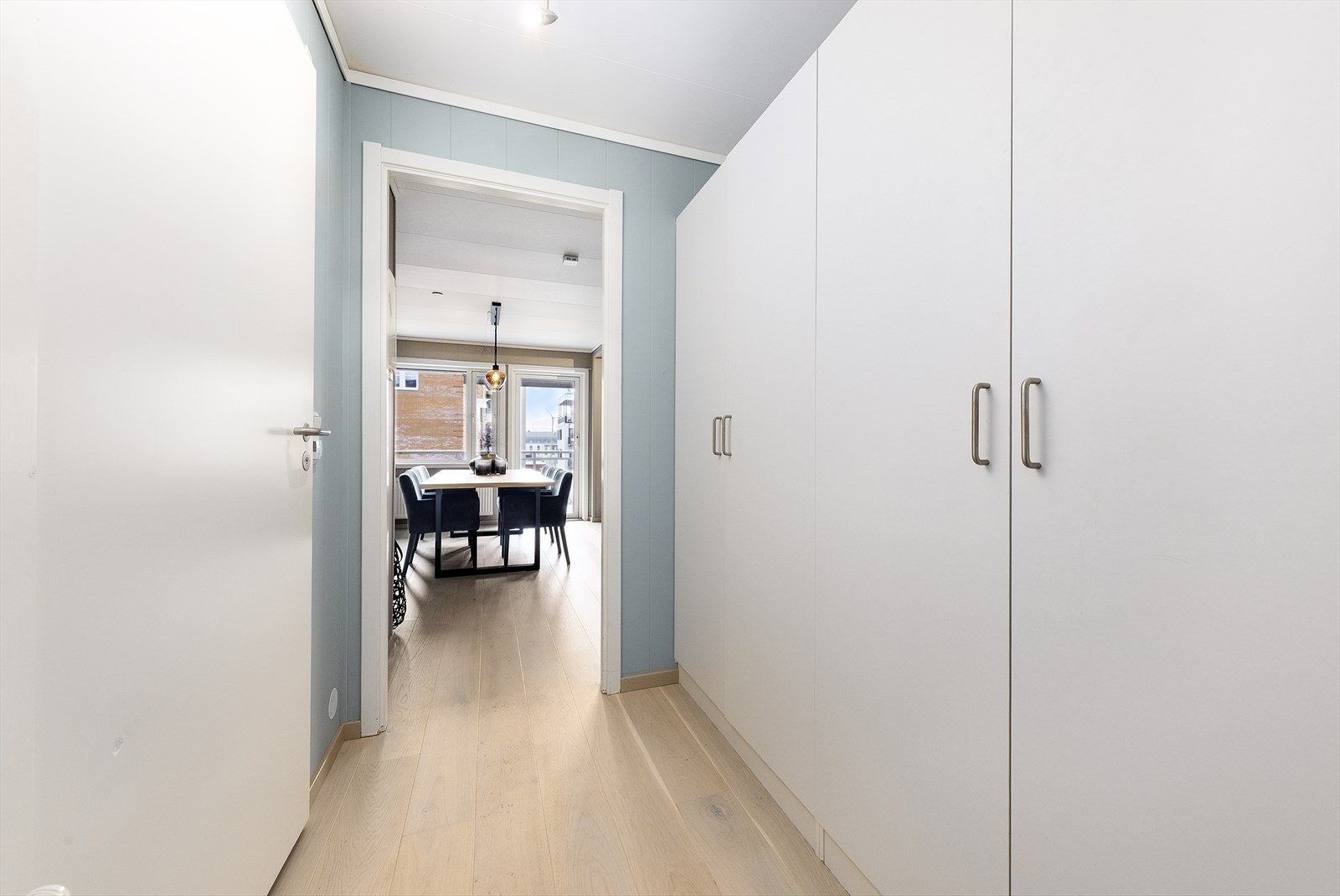 I entréen er det god plass til en romslig garderobeløsning, som gir praktisk oppbevaring og bidrar til et ryddig førsteinntrykk. Galleribilde