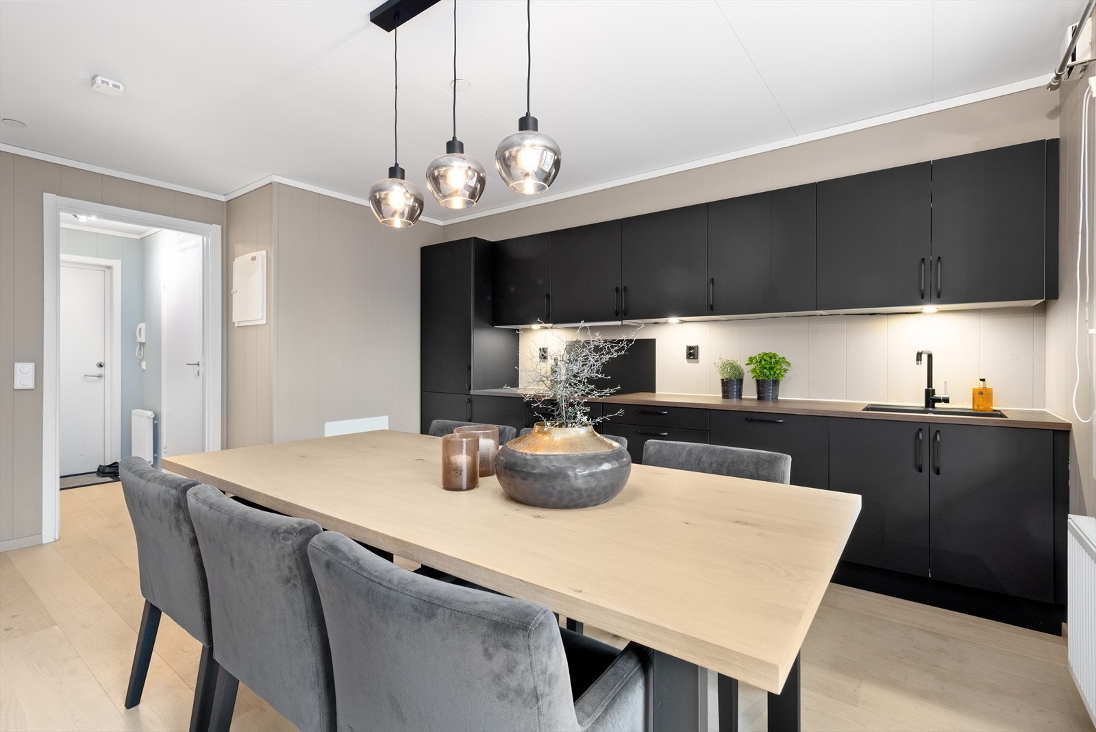 Spisegruppen er hensiktsmessig plassert i direkte tilknytning til kjøkkenet, noe som gjør måltider og servering både praktisk og effektivt. Galleribilde