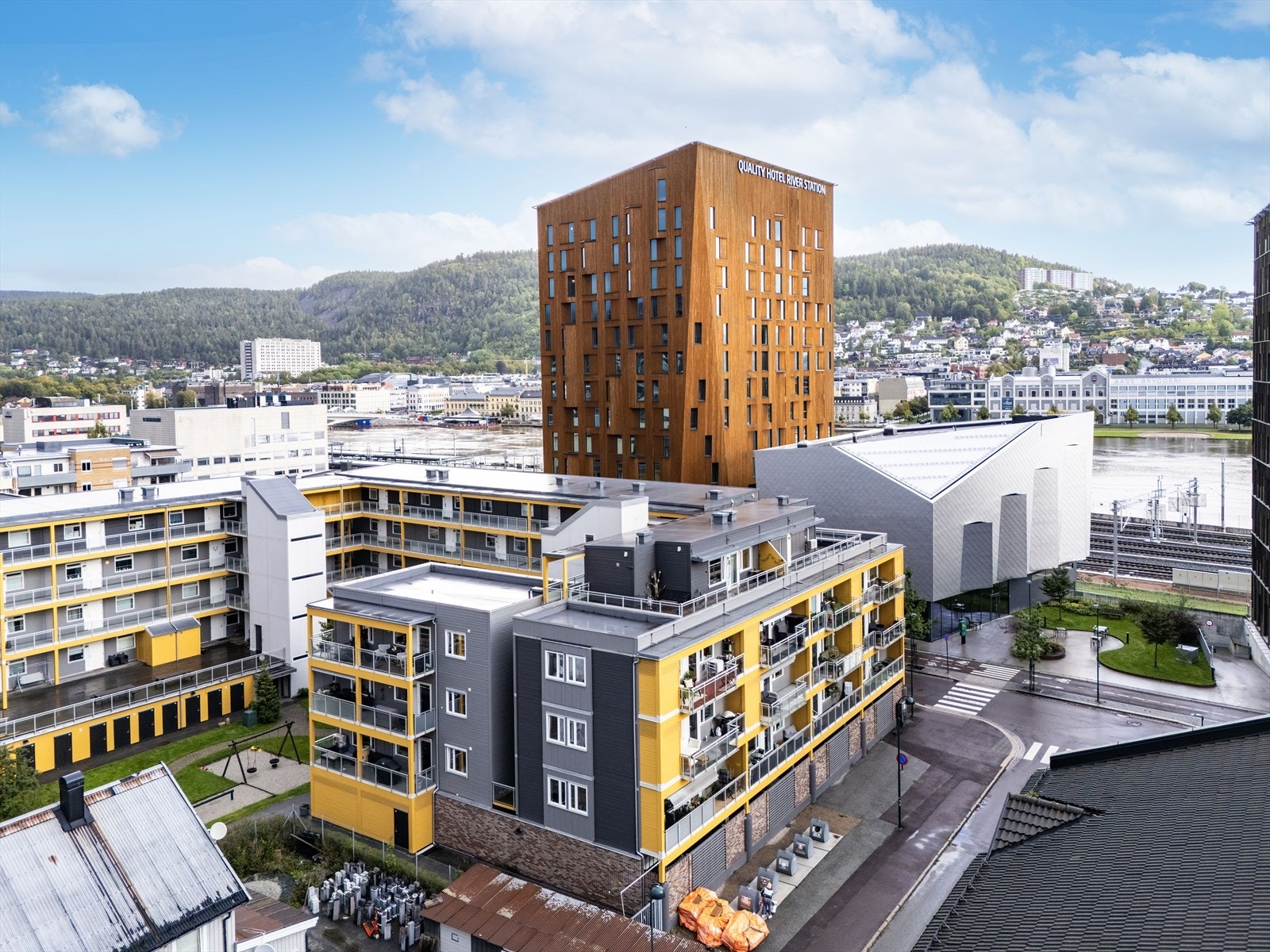 Her bor du med butikker, serveringssteder, jernbanestasjonen og kulturtilbud, bare et steinkast unna. Galleribilde