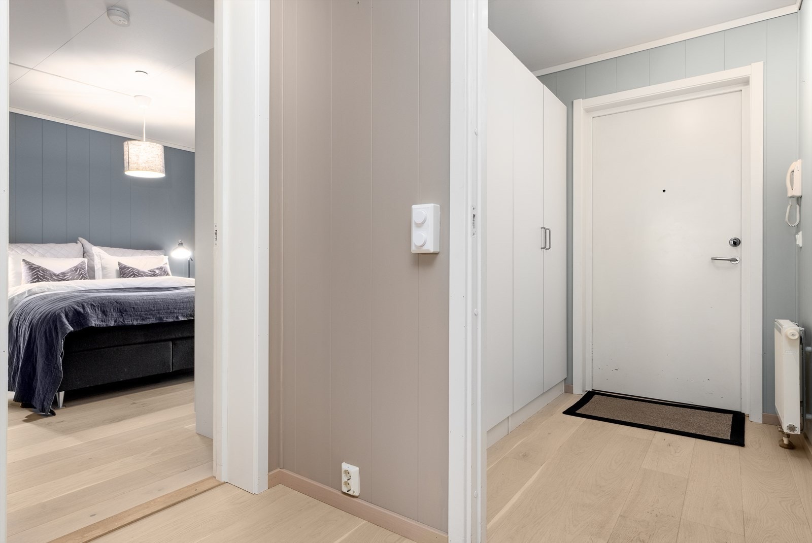 Entreen som ønsker deg velkommen inn har god plass til å henge fra seg yttertøy og plassere fottøy. Galleribilde