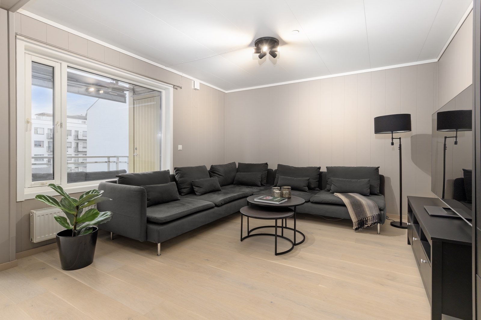 Store vindusflater i stuen slipper inn rikelig med dagslys og bidrar til en lys og trivelig atmosfære. Galleribilde