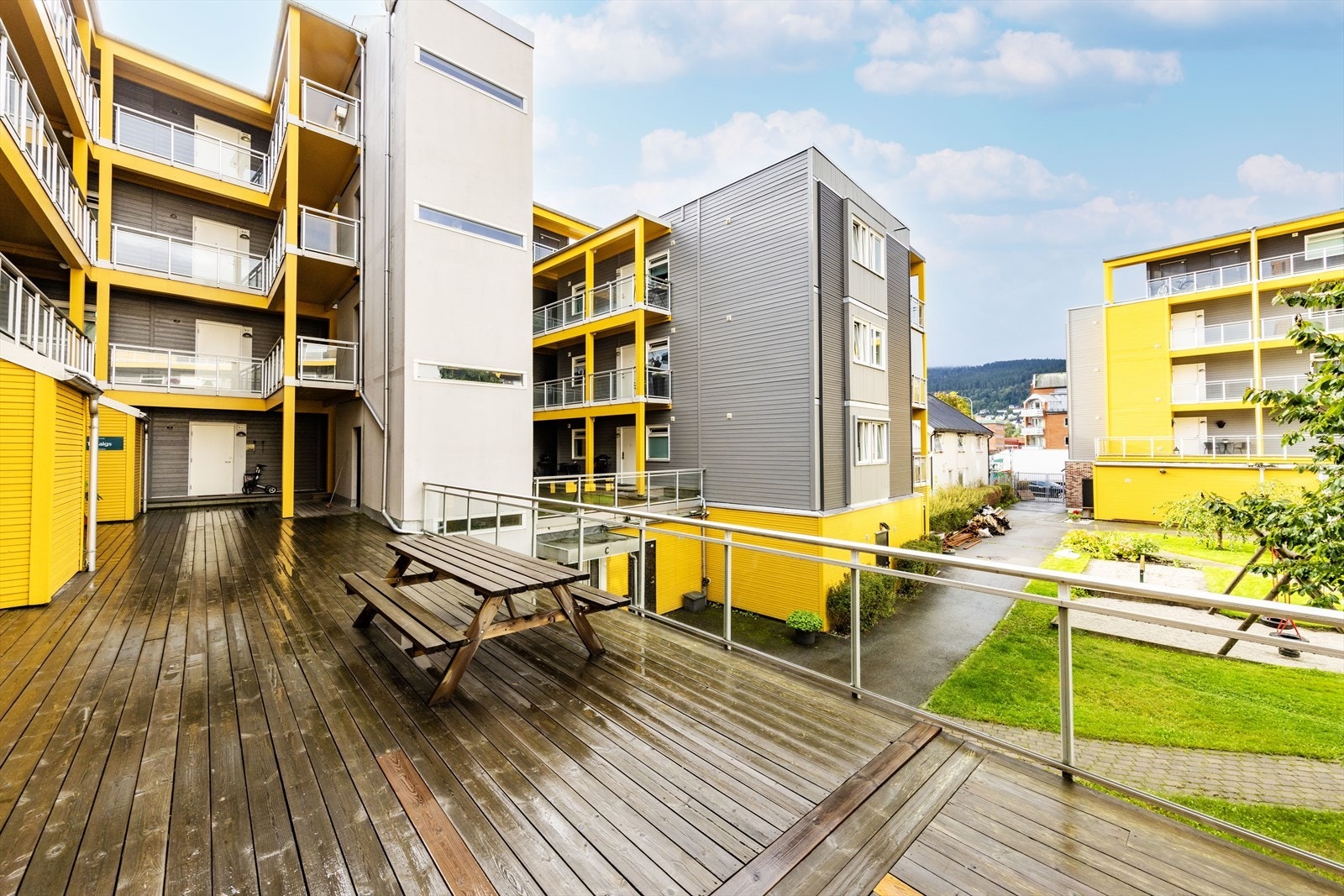 Bygningene og portene avgrenser fellesarealene og atriet fint fra gater og naboeiendommer, så arealene er eksklusive for beboerne. Galleribilde