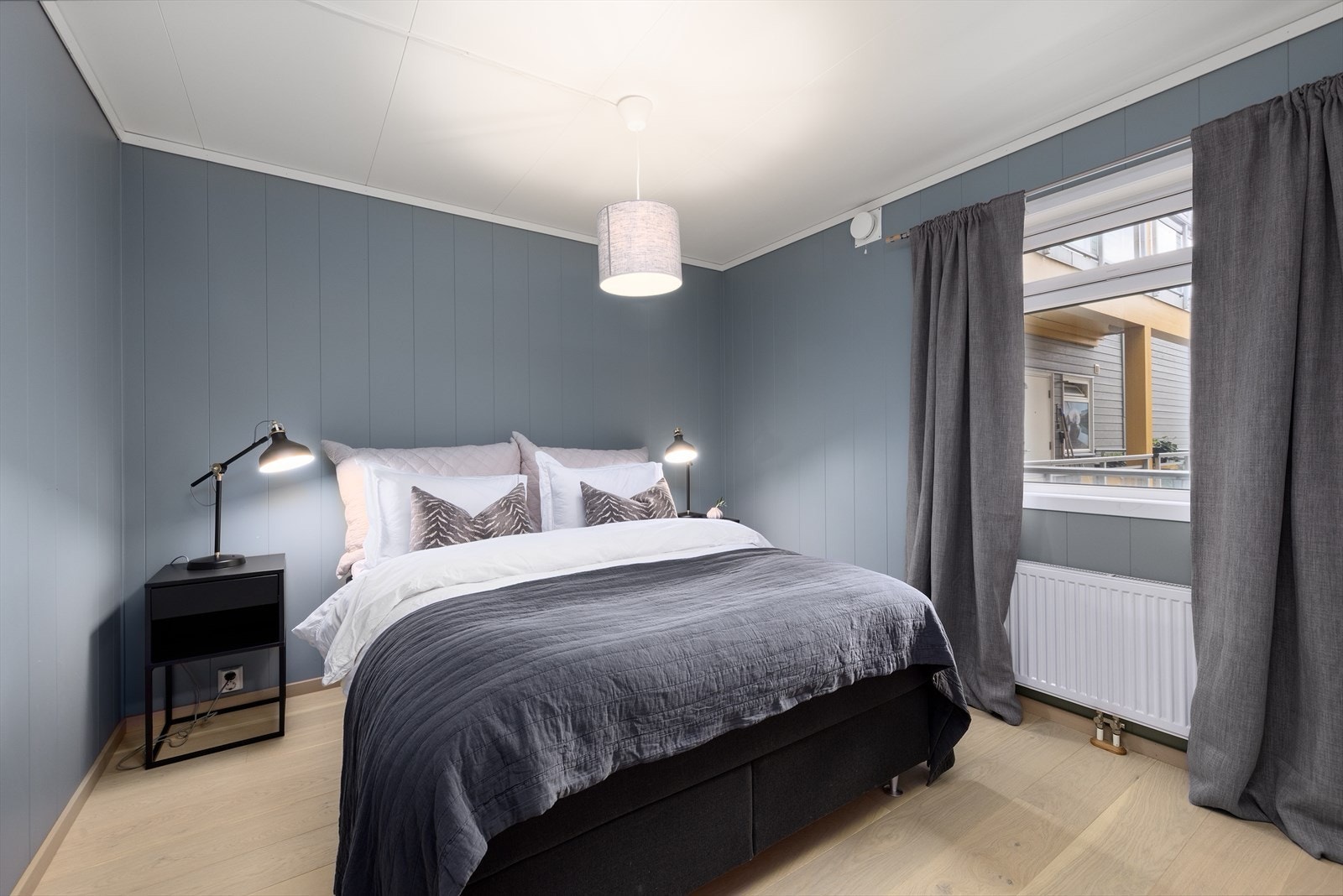 Soverommet fremstår som delikat og romslig, med god plass til både seng og øvrige møbler. Galleribilde