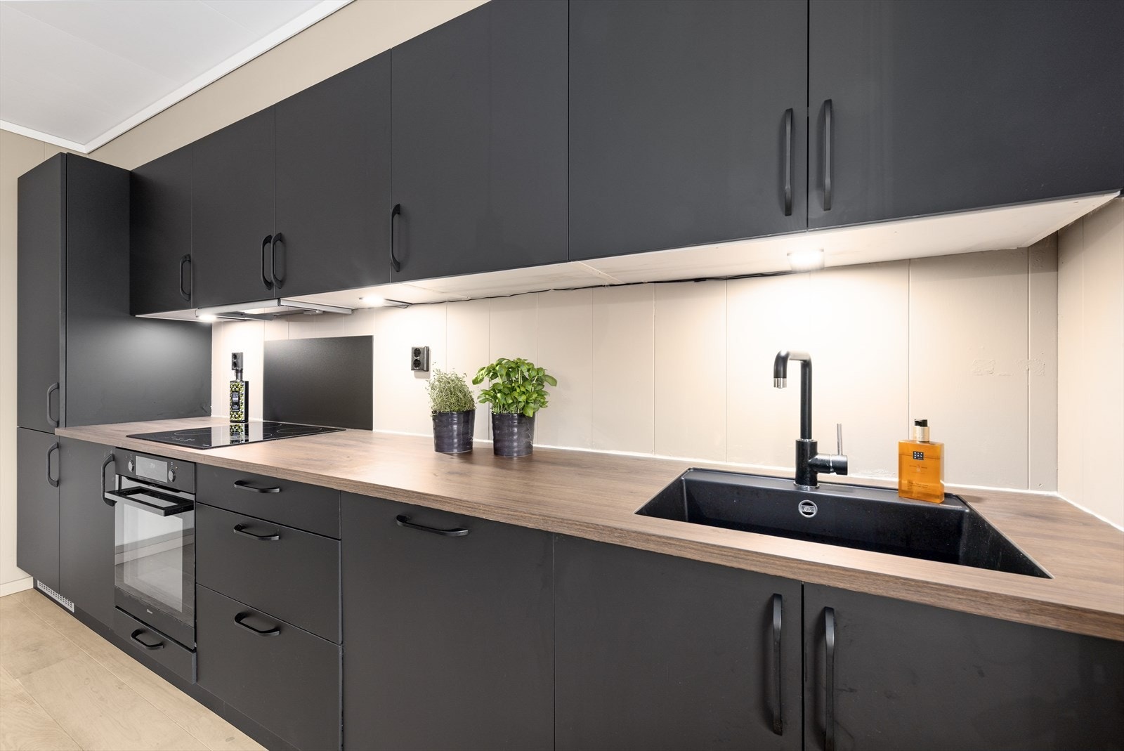 Kjøkkenet har en praktisk utforming med normalt god skap- og benkeplass, som gir rom for både oppbevaring og matlaging i hverdagen. Galleribilde