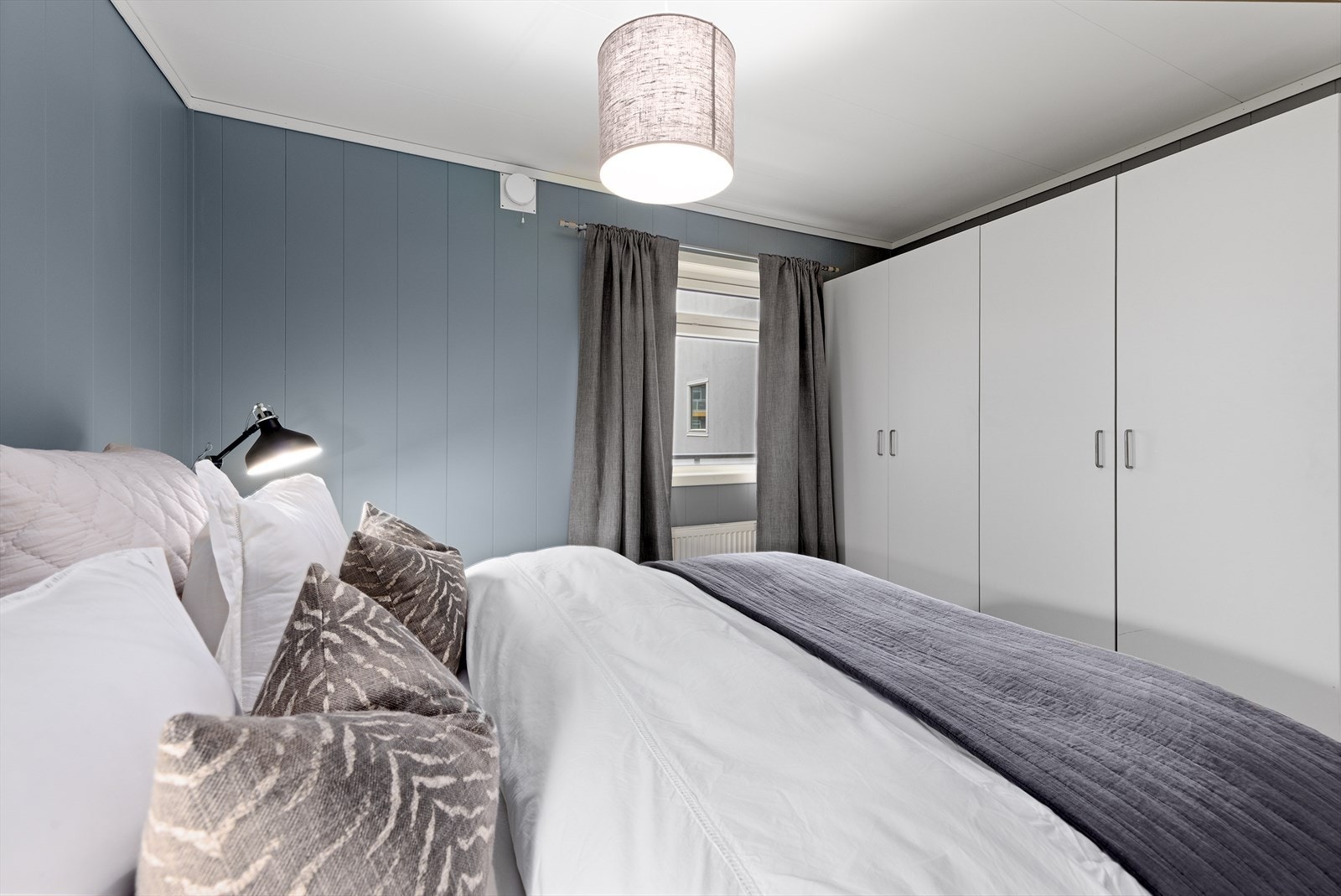 Her får du rikelig med oppbevaringsplass i en romslig garderobeløsning. Galleribilde