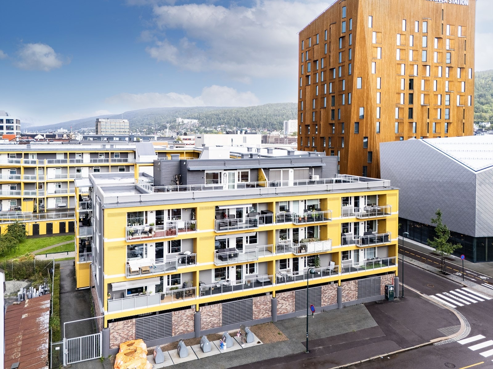 Velkommen til Tollbugata 15C! Leiligheten har en ypperlig beliggenhet på Strømsø, midt i hjertet av Drammen. Strømsø er kjent for sin sentrale plassering og urbane atmosfære. Galleribilde