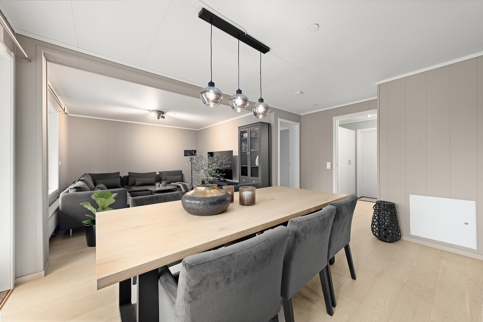 Her får du rikelig med plass til å samle venner og familie til hyggelige sammenkomster og sosiale stunder. Galleribilde