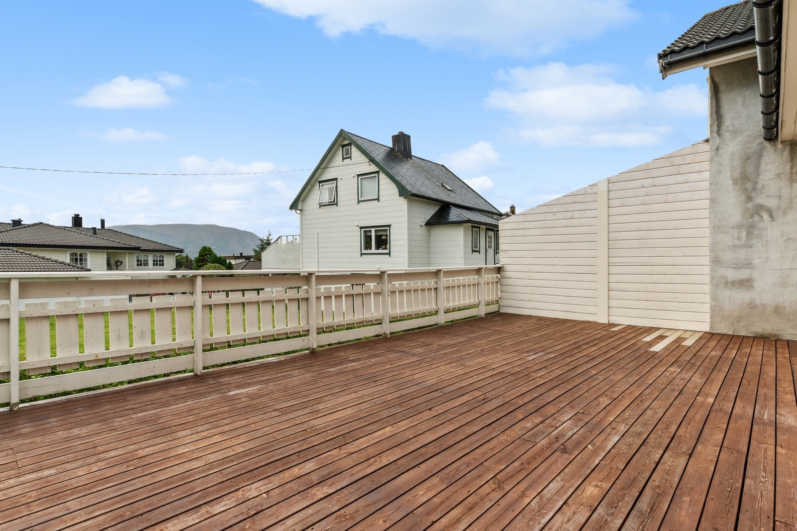 Stor terrasse med flere møbleringsmuligheter. Galleribilde